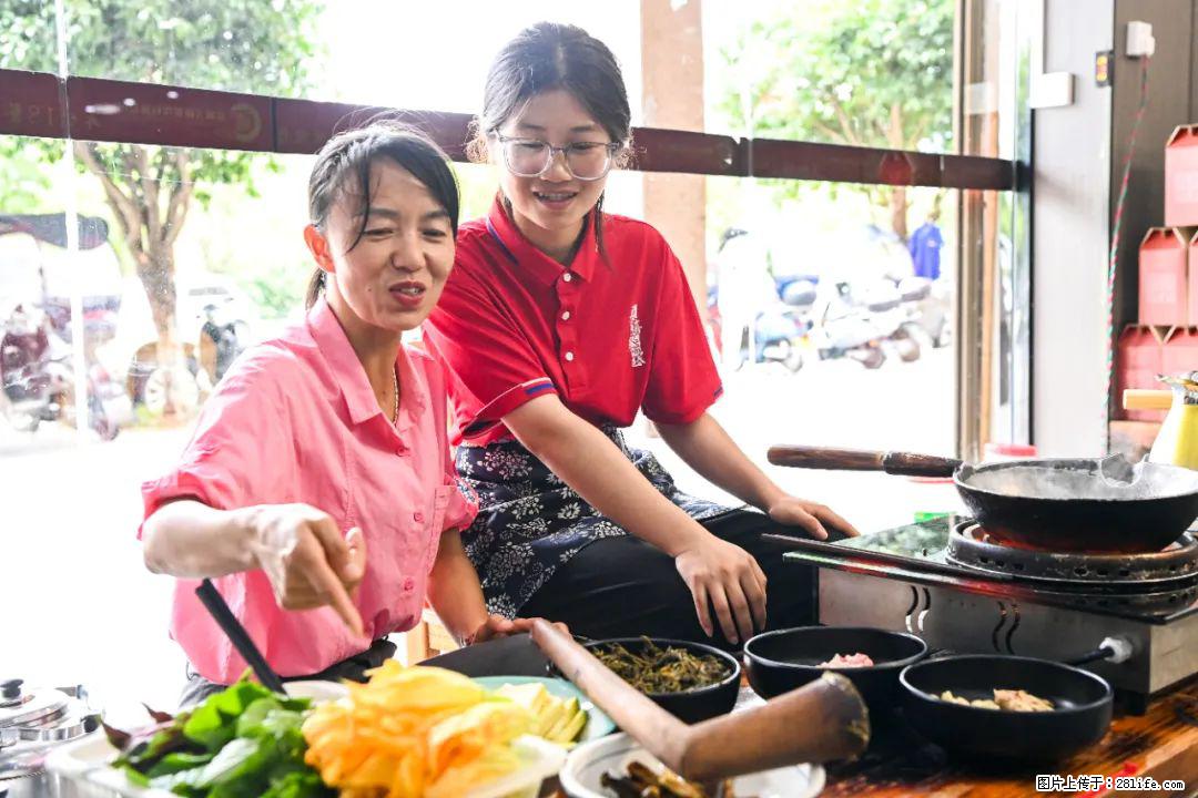 全网追的“扁担女孩”,找了一份暑假工,时薪12元 - 驻马店生活资讯 - 驻马店28生活网 zmd.28life.net