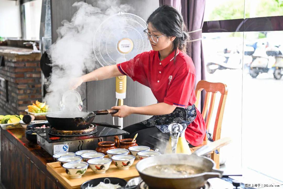 全网追的“扁担女孩”,找了一份暑假工,时薪12元 - 驻马店生活资讯 - 驻马店28生活网 zmd.28life.net